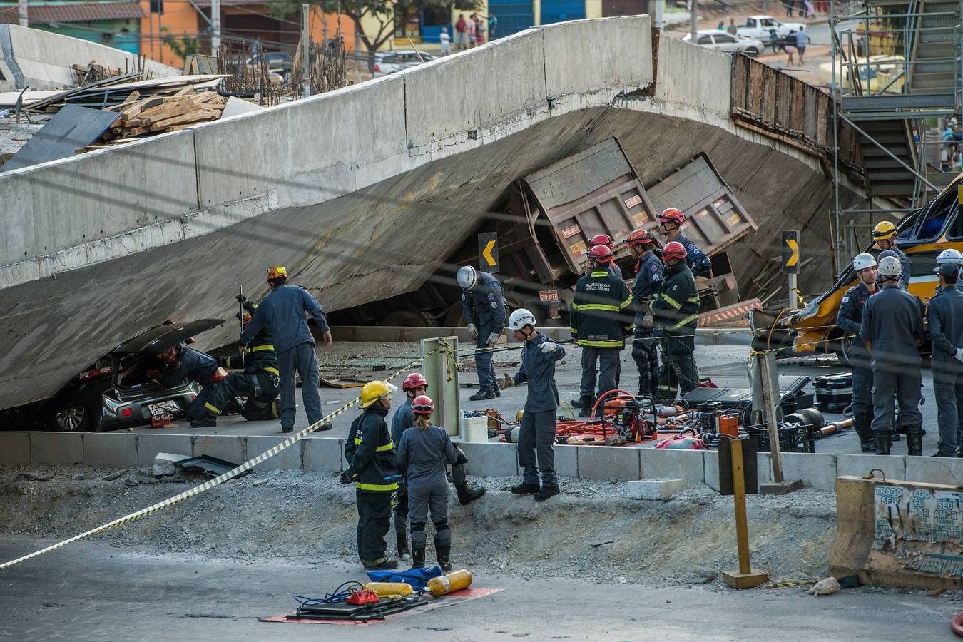 Derrumbe de un viaducto en Belo Horizonte