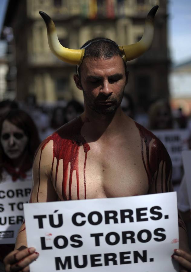 Un &#039;encierro fúnebre&#039; contra San Fermín