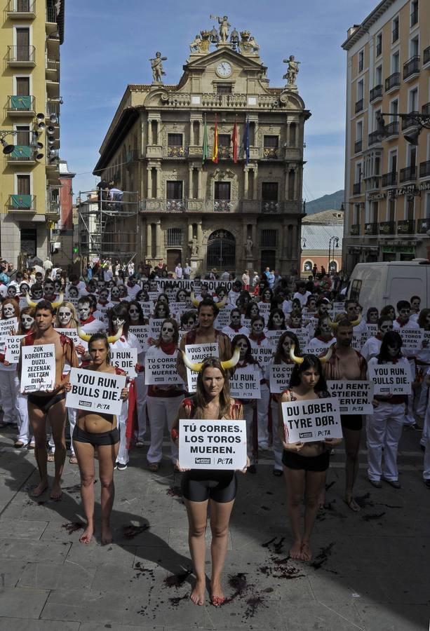 Un &#039;encierro fúnebre&#039; contra San Fermín