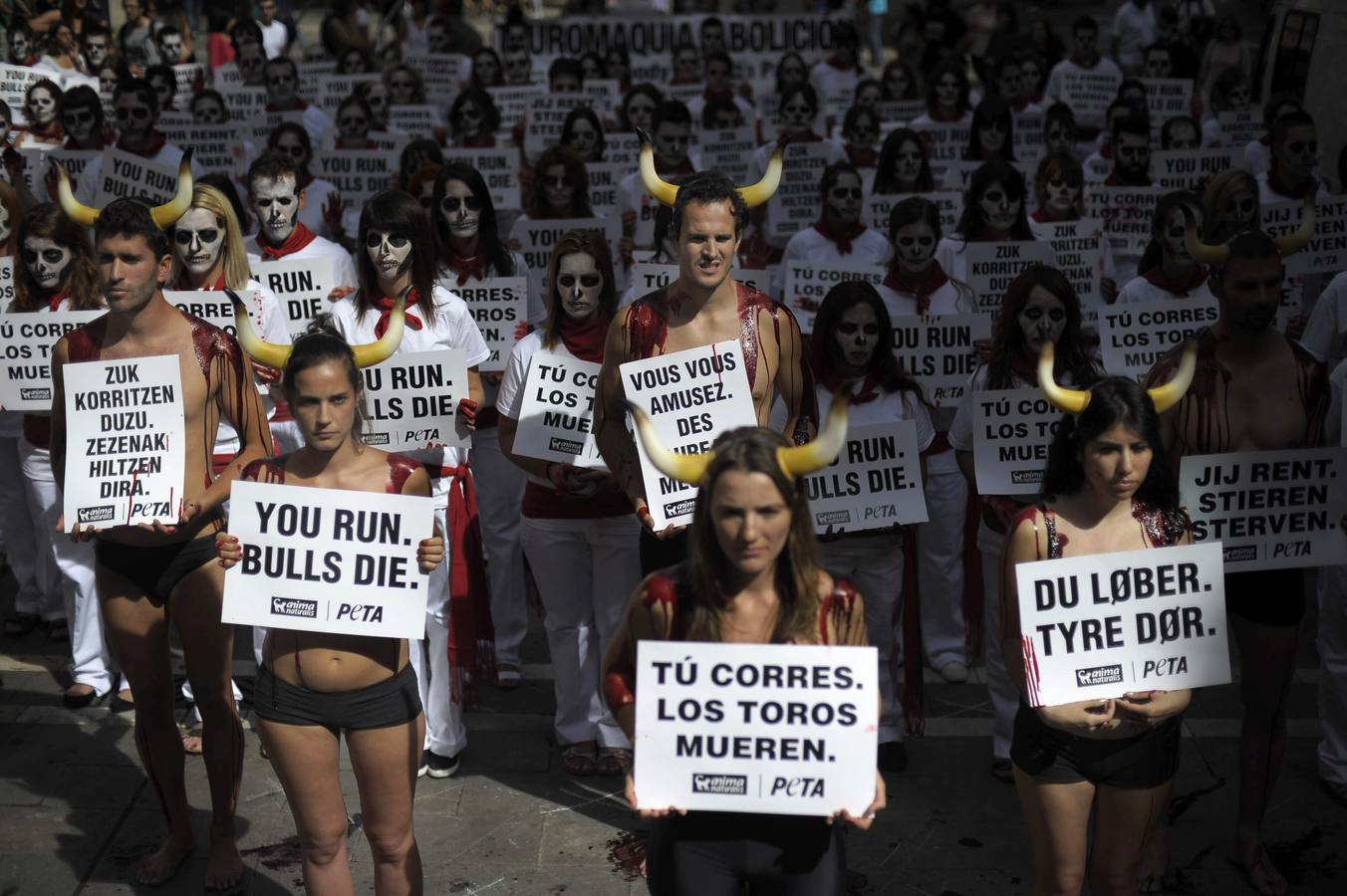 Un &#039;encierro fúnebre&#039; contra San Fermín