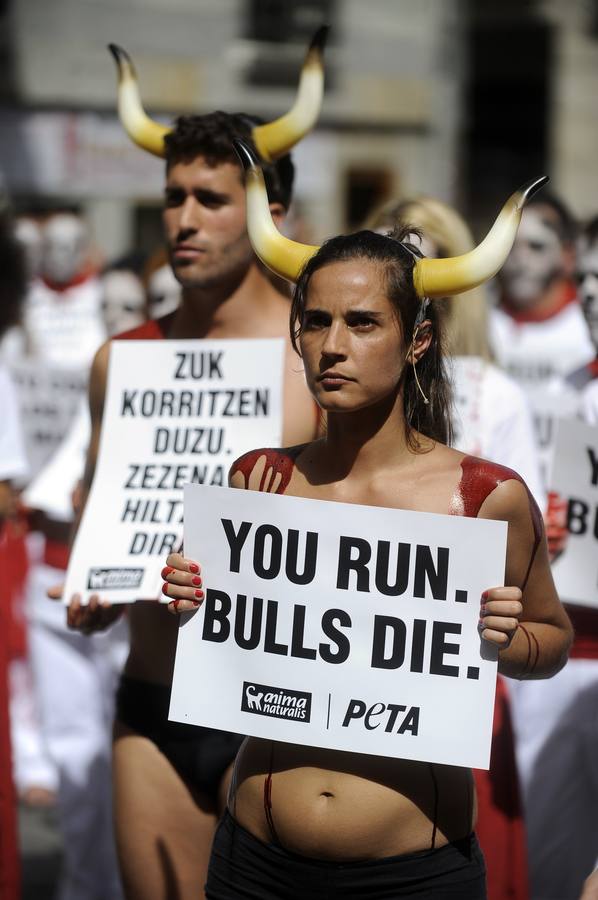 Un &#039;encierro fúnebre&#039; contra San Fermín