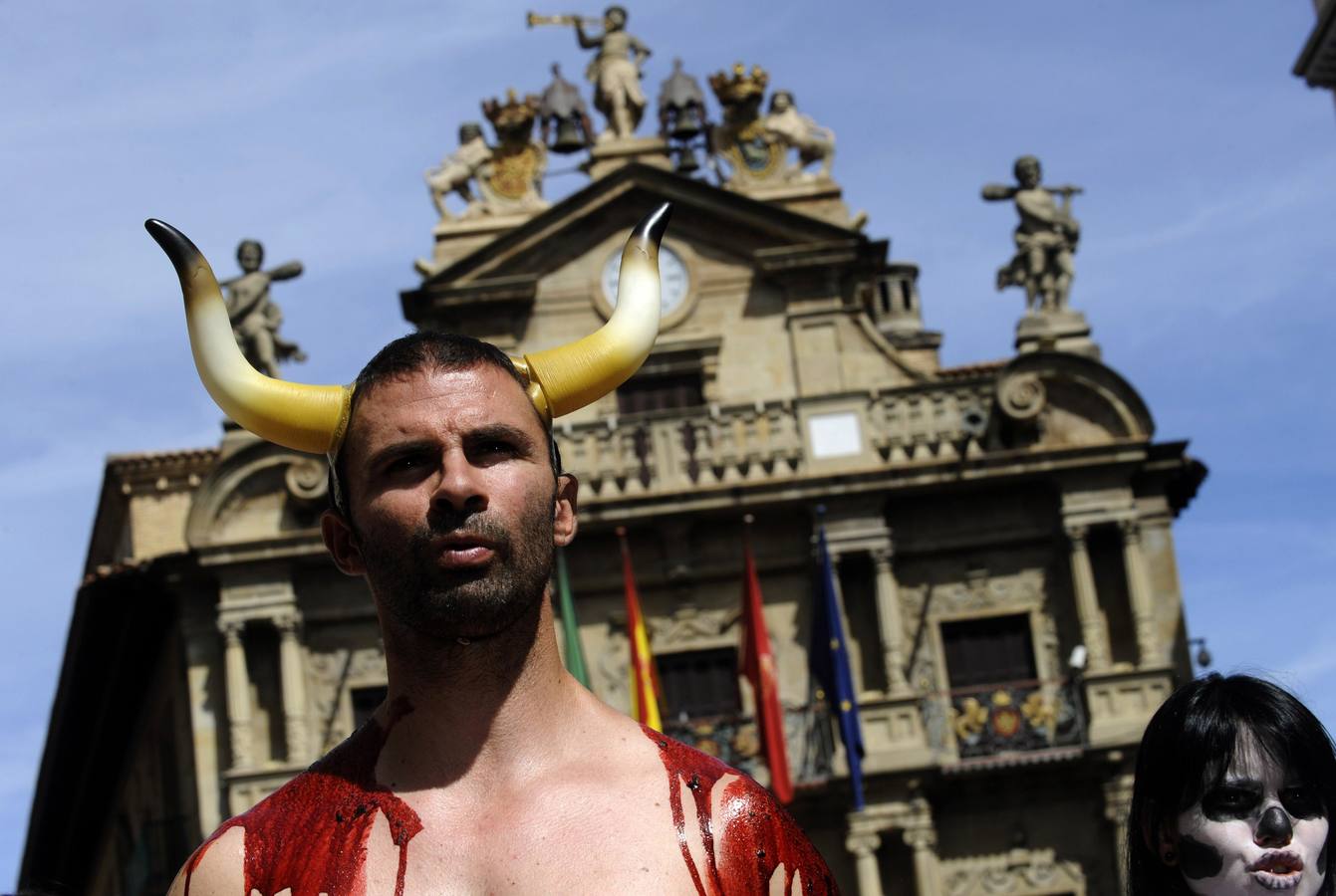 Un &#039;encierro fúnebre&#039; contra San Fermín