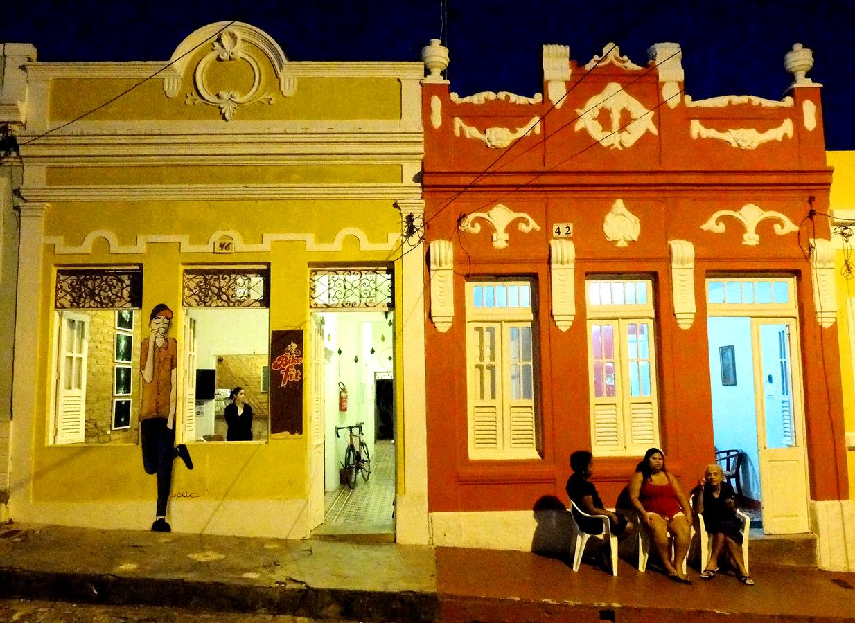 La gente se sienta fuera de su casa en la ciudad colonial de Olinda, municipio de Pernambuco