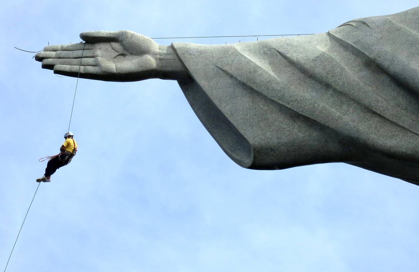 Un trabajador baja de la estatua de Cristo Redentor en la ciudad Río de Janeiro