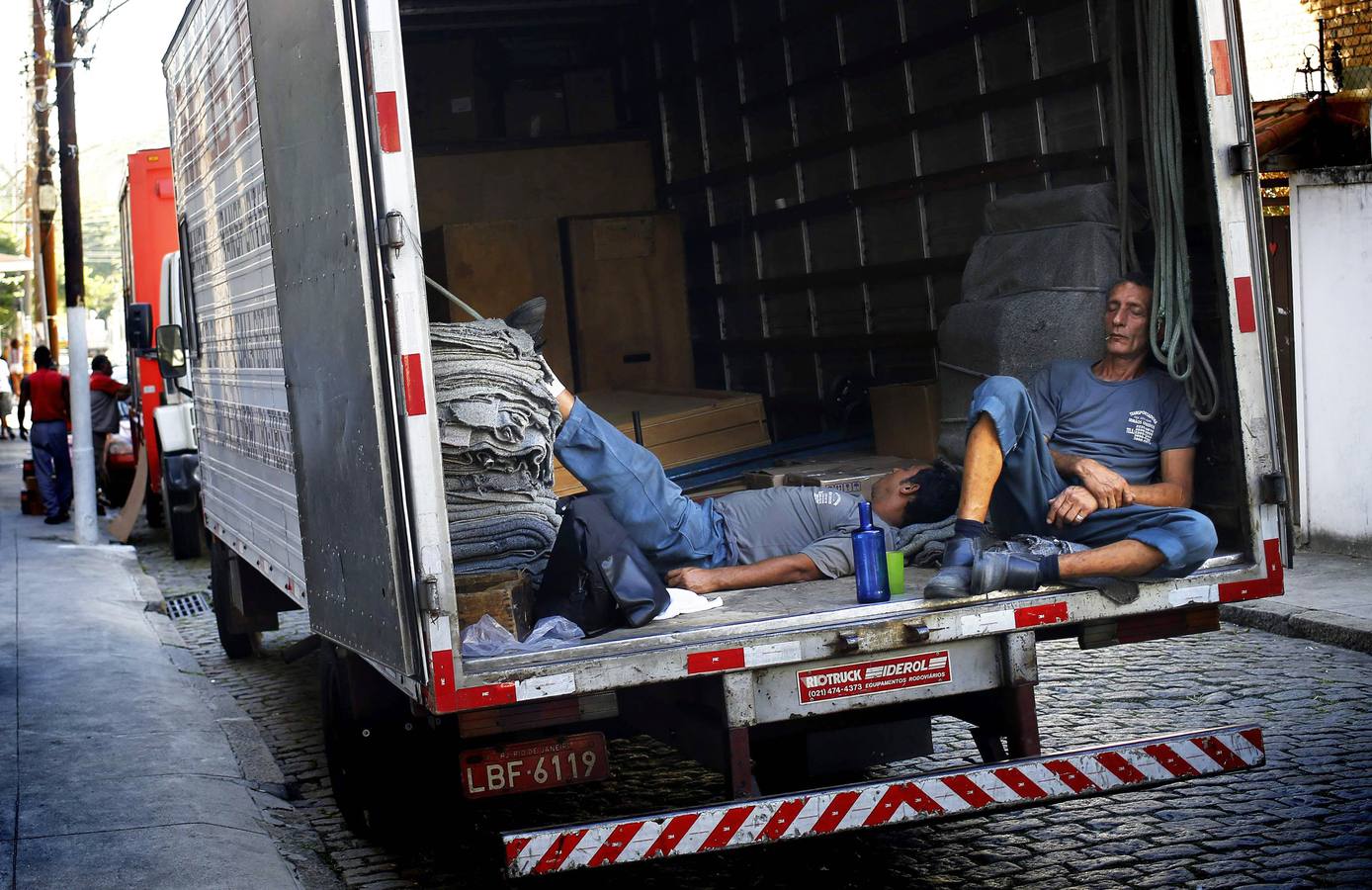 Trabajadores descansan durante su hora de almuerzo en el barrio de Santa Teresa de la ciudad Río de Janeiro