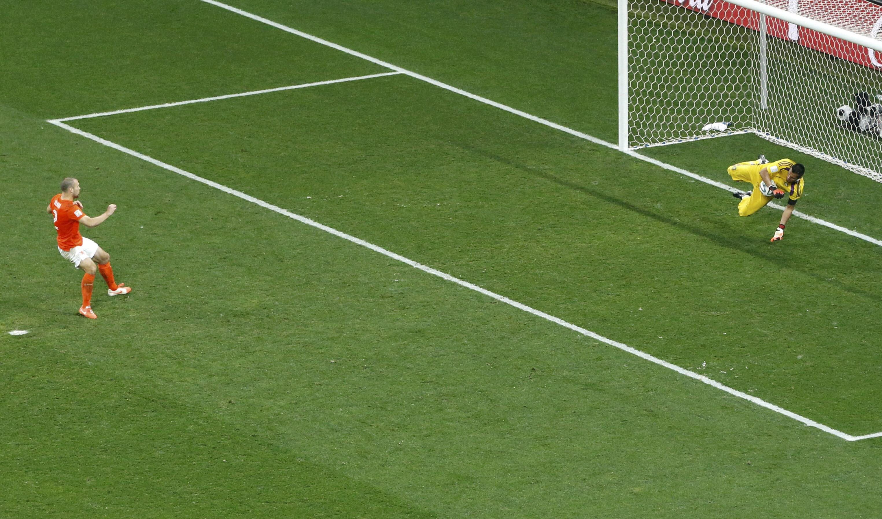 Ron Vlaar lanza un penalti.