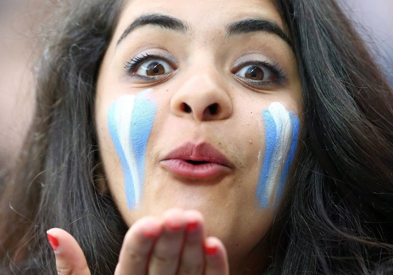 Las aficiones de Argentina y Alemania llenan de color la final del Mundial