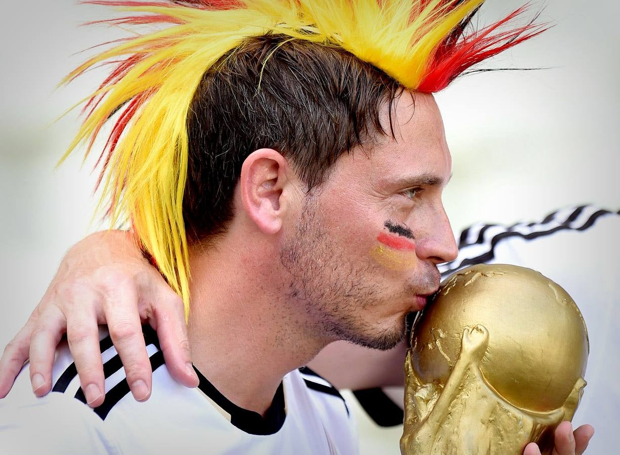 Las aficiones de Argentina y Alemania llenan de color la final del Mundial