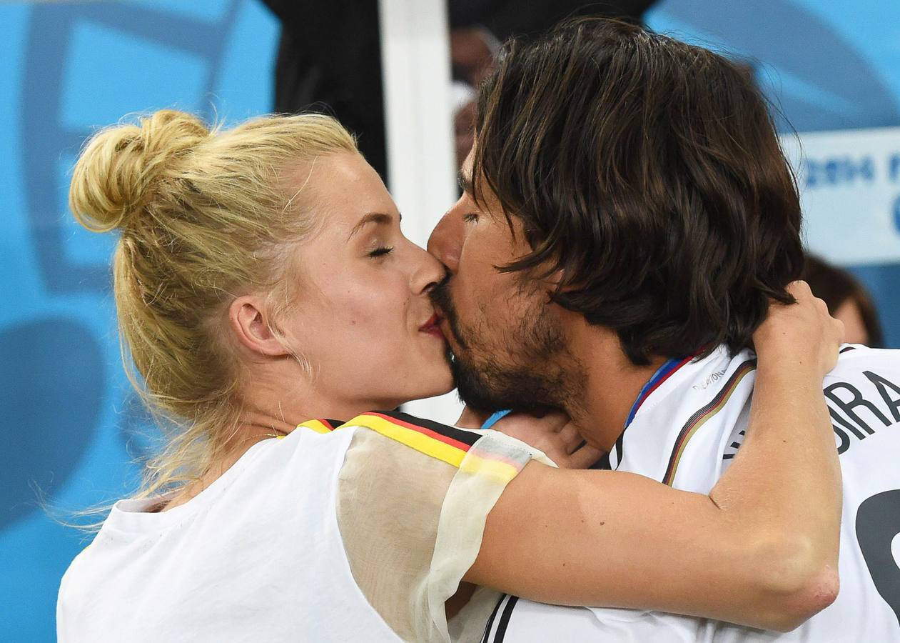 Lena Gercke. Sami Khedira besa a su novia Lena Gercke
