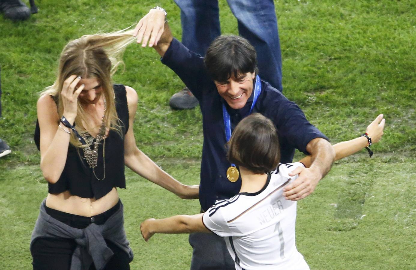 Sarah Brandner y Joachim Löw. El seleccionador alemán con las novias de sus jugadores