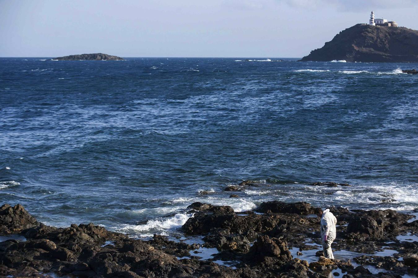 Cientos de personas limpian el vertido en la playa de El Cabrón