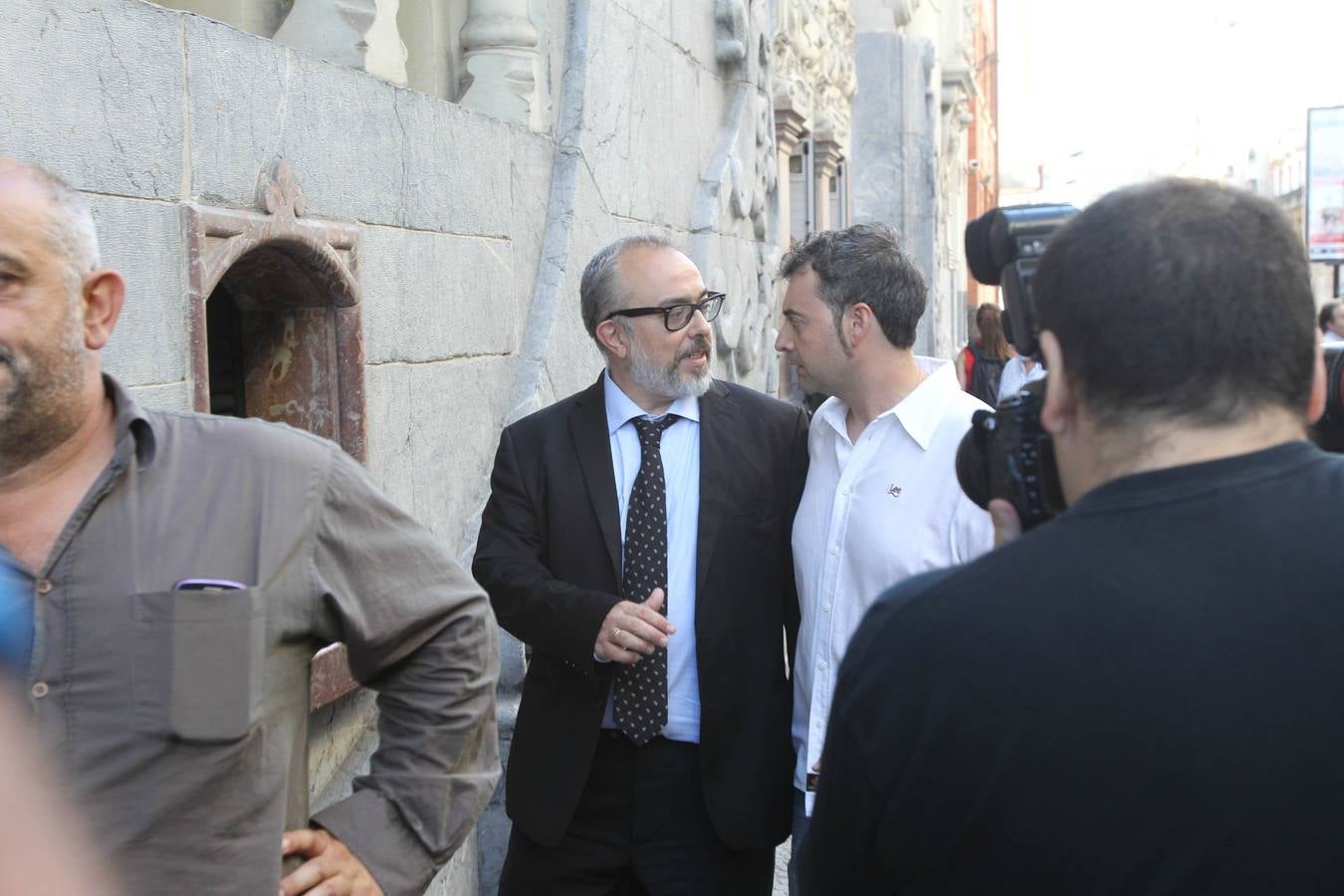 El director de cine bilbaíno Álex de la Iglesia ha acudido al Teatro Campos para dar el último adiós a Álex Angulo