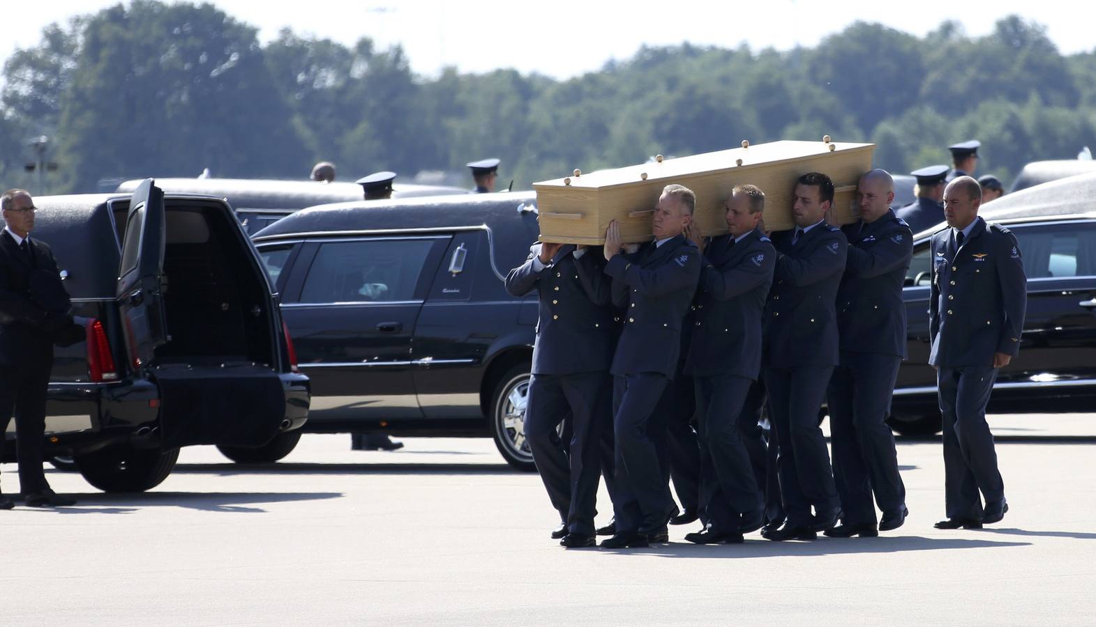 Holanda recibe a las 297 víctimas del MH17 con una solemne ceremonia