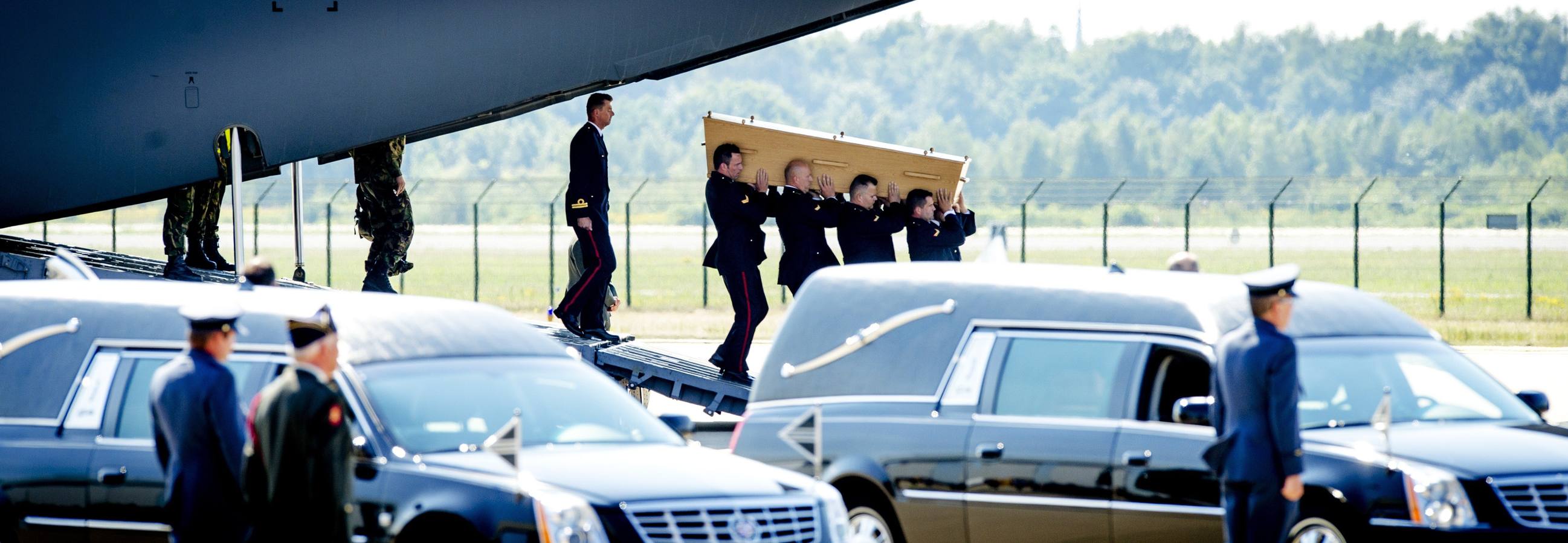 Holanda recibe a las 297 víctimas del MH17 con una solemne ceremonia