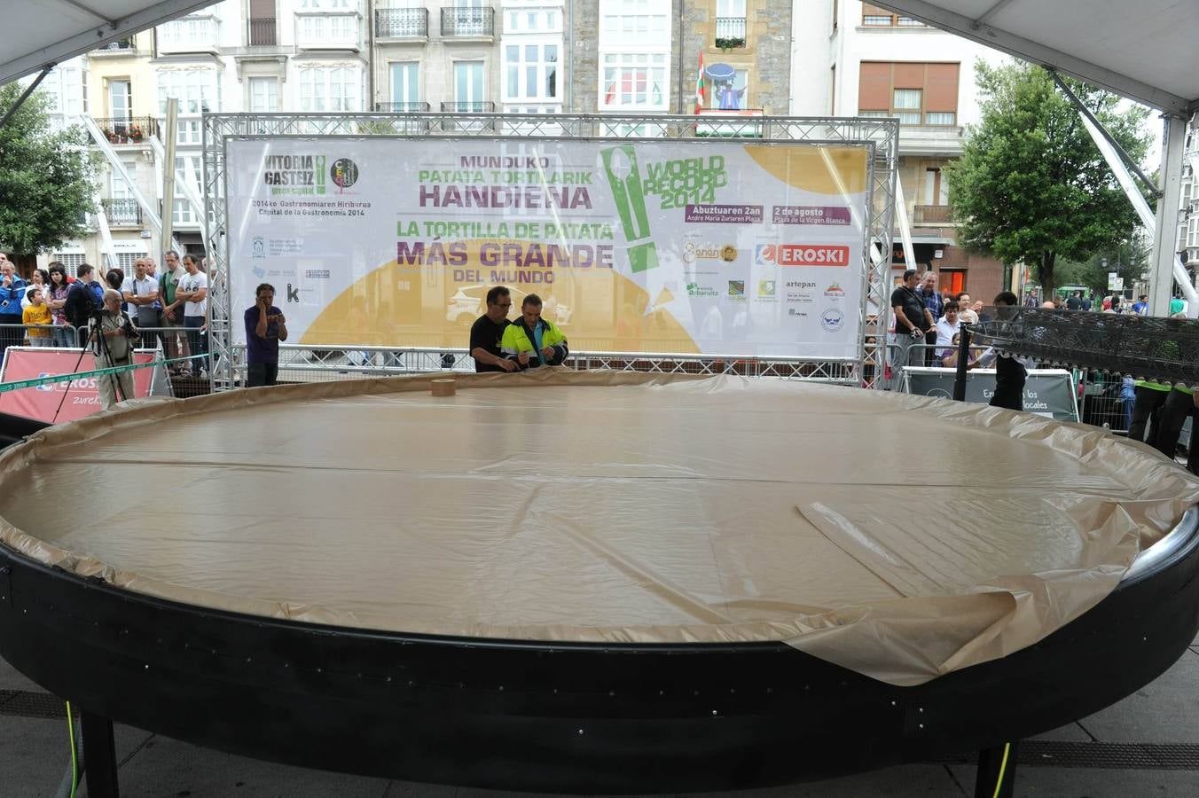 Vitoria logra cocinar la tortilla más grande del mundo