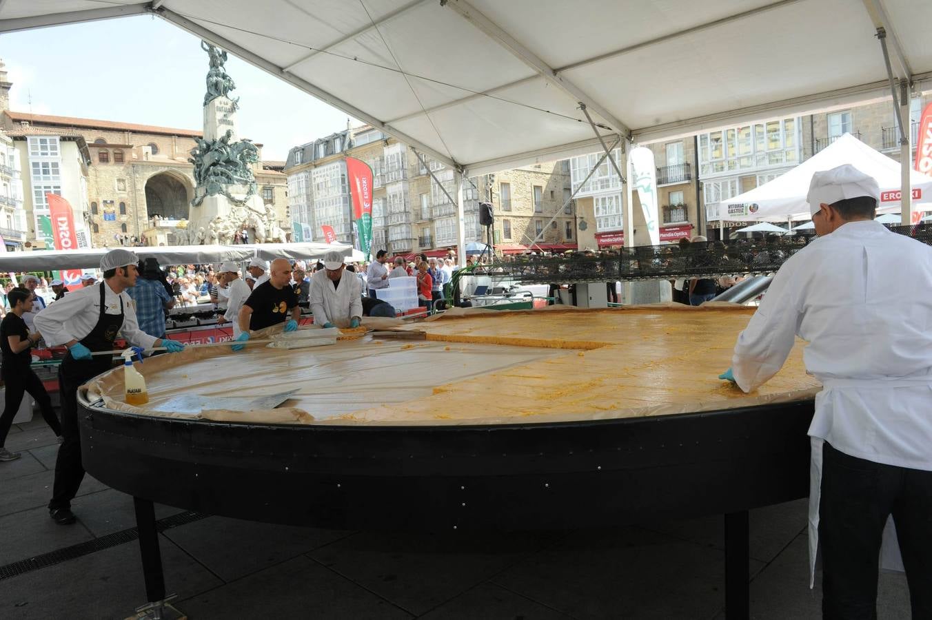 Vitoria logra cocinar la tortilla más grande del mundo
