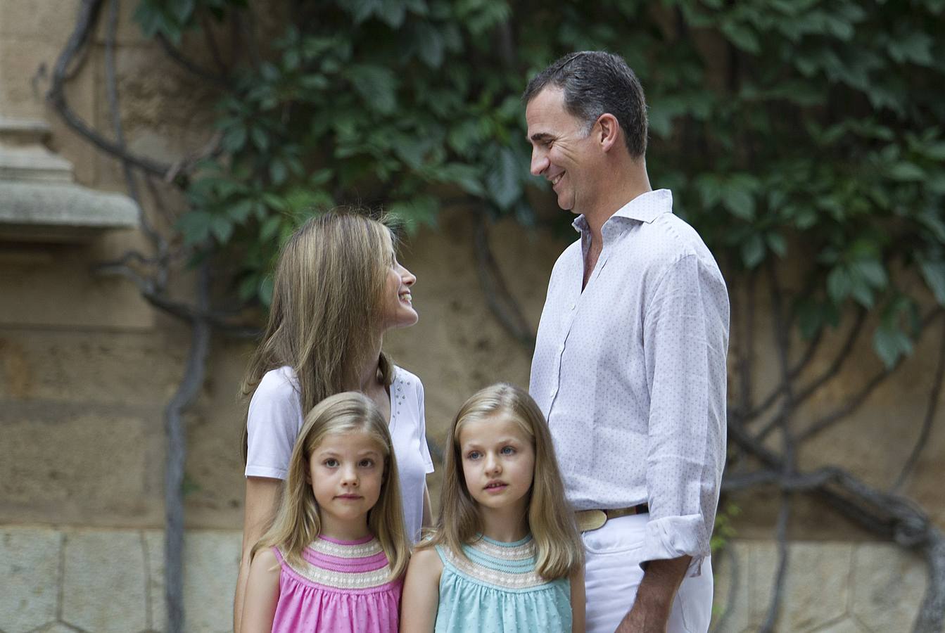 Felipe y Letizia posan por primera vez como Reyes en Marivent