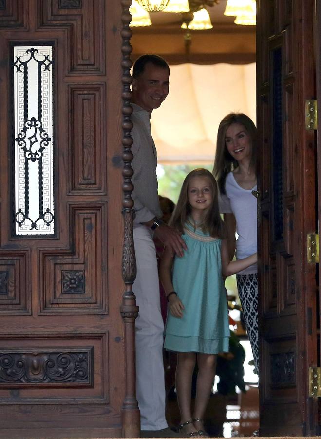 Felipe y Letizia posan por primera vez como Reyes en Marivent