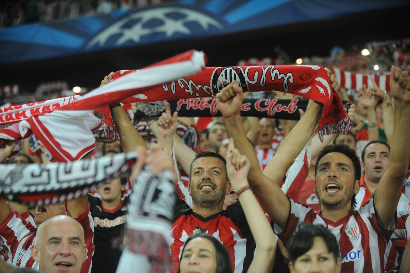 La afición rojiblanca inunda San Mamés