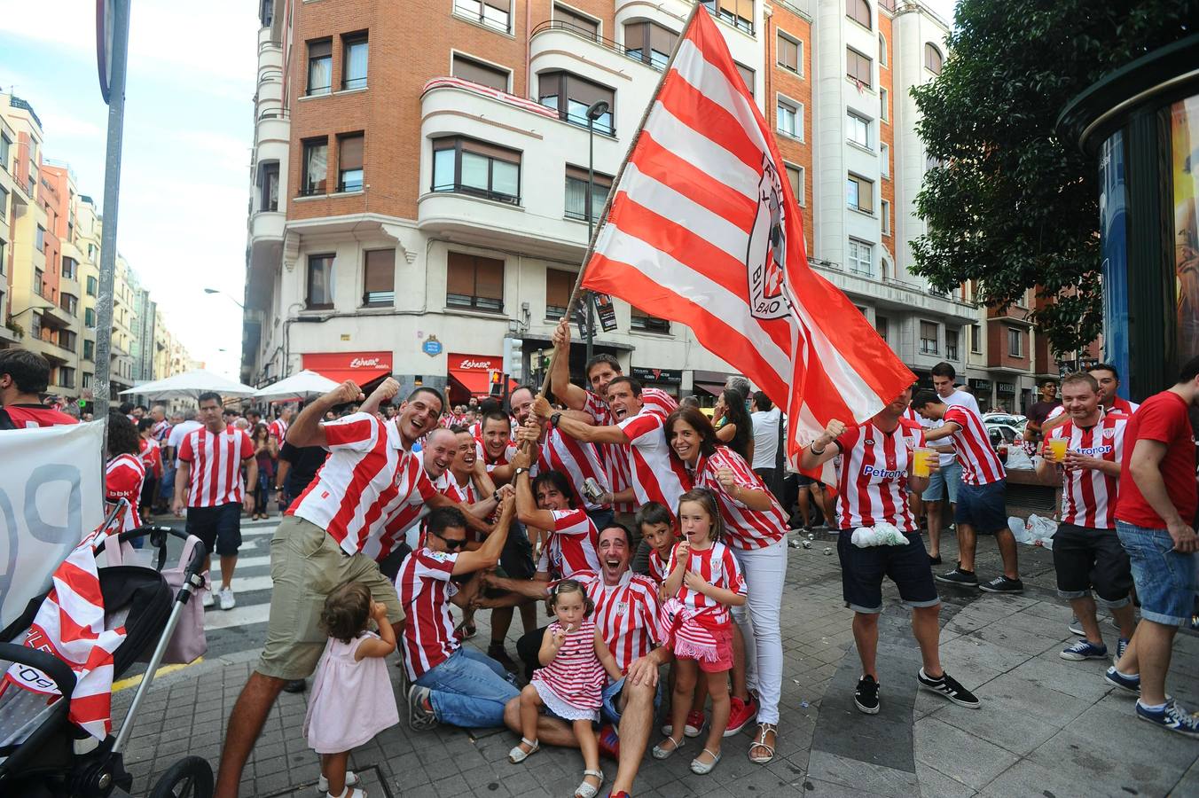 La afición del Athletic calienta motores antes del partido