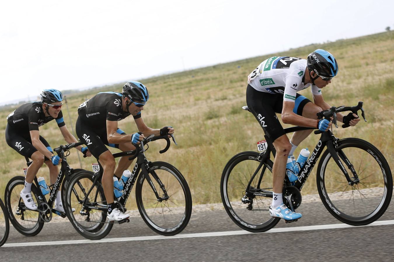 Chris Froome (d) tira del pelotón junto a sus compañeros del equipo Sky.