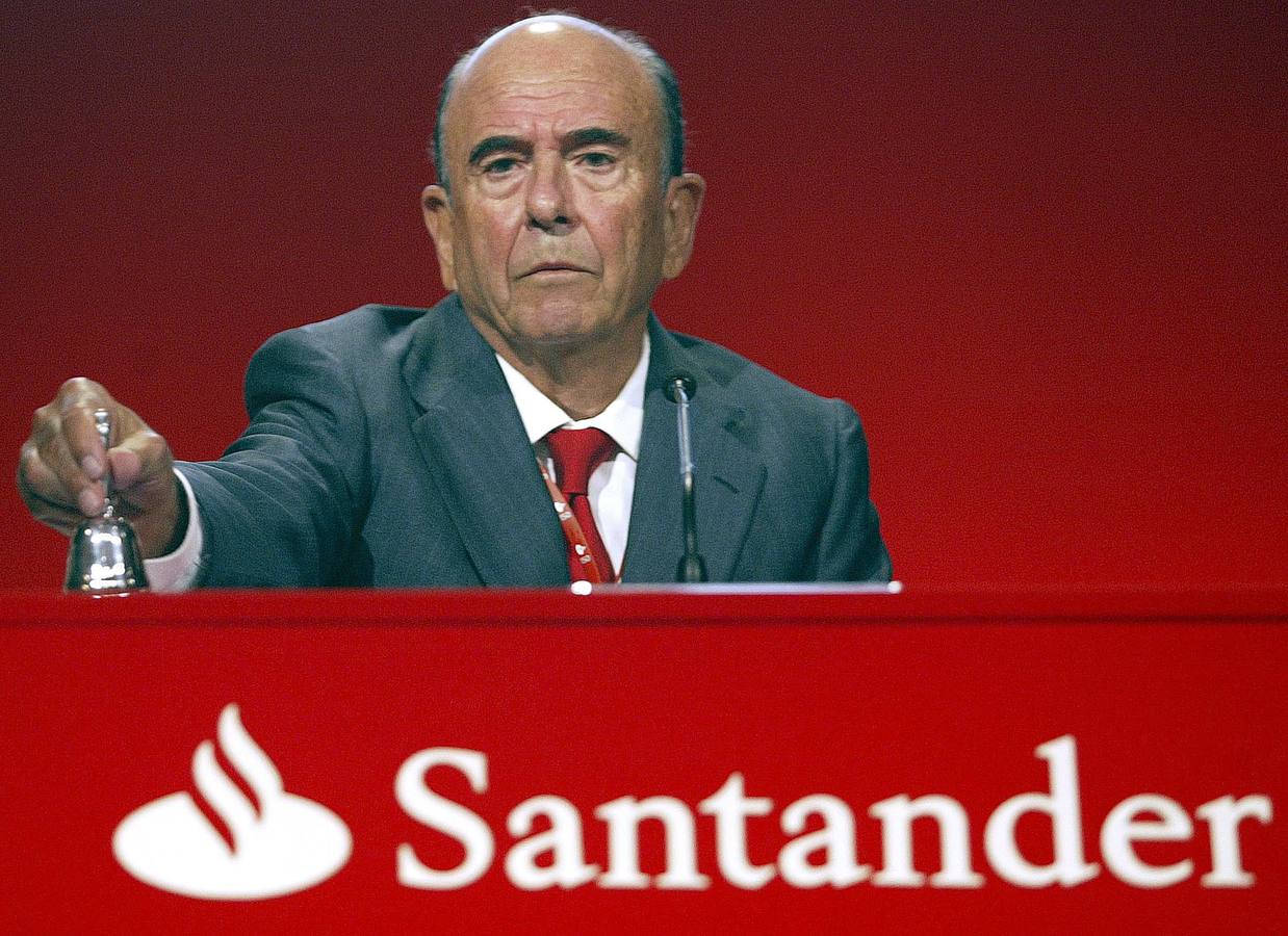 El presidente del Banco Santander, Emilio Botín, dando inicio a una Junta Extraordinaria de Accionistas celebrada en Santander en el año 2007.