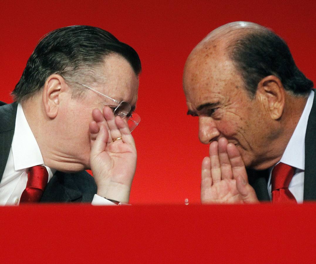 Emilio Botín habla con Alfredo Sáenz, consejero delegado de la entidad, durante la celebración de la Junta General de Accionistas en el 2013.