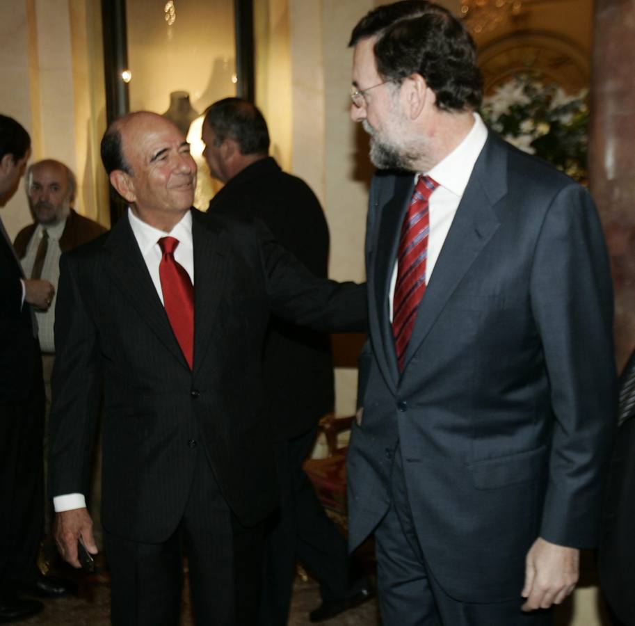 Junto al presidente del Gobierno Mariano Rojoy, cuando era presidente del Partido Popular en el año 2007.