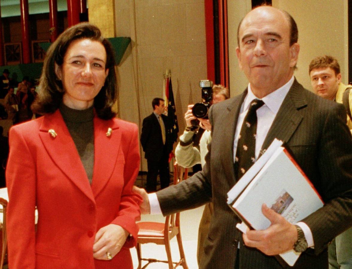 Emilio Botín y su hija Ana Patricia (izda) próxima presidenta de Banesto en el año 2002.
