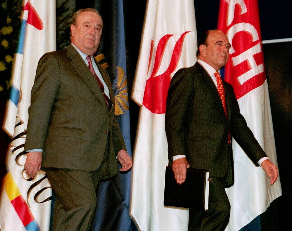 José María Amusategui y Emilio Botín durante el primer gran acto público del nuevo Banco Santander-Central Hispano tras el anuncio de fusión en el año 1999.
