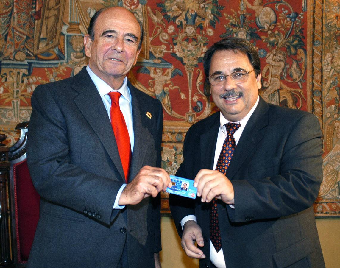 El presidente del Banco Santander entrega el primer carné universitario inteligente al rector de la Universidad de Córdoba.