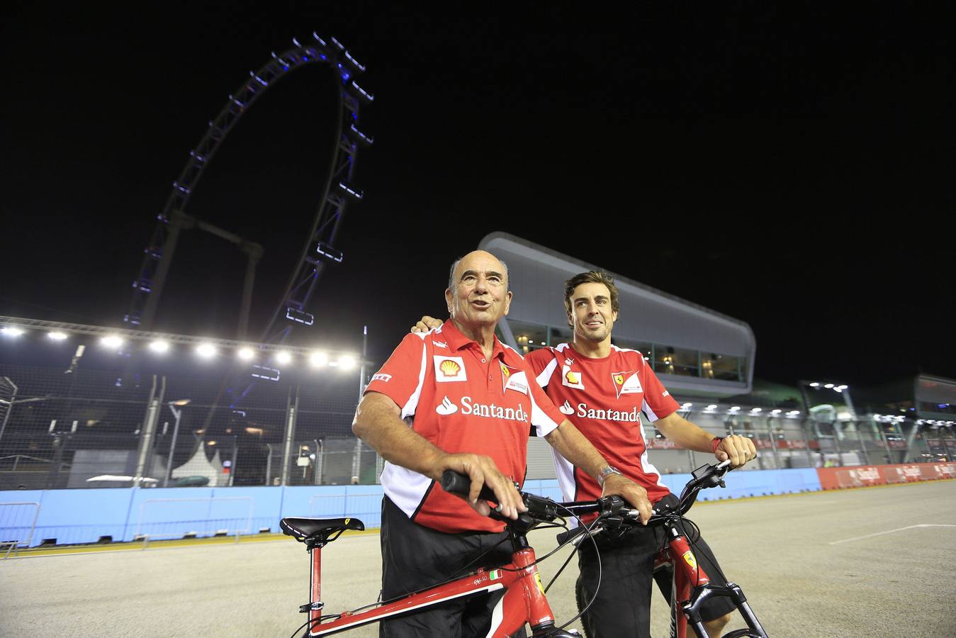 Fernando Alonso y Emilio Botínposan con las bicicletas con las que dieron una vuelta por el circuito donde se celebró del Grand Prix de Singapur.