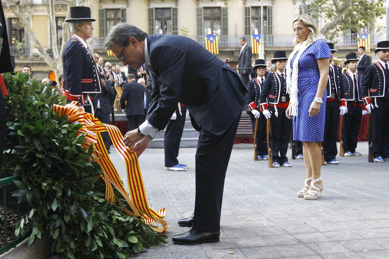 Ofrenda floral al monumento de Rafael Casanova