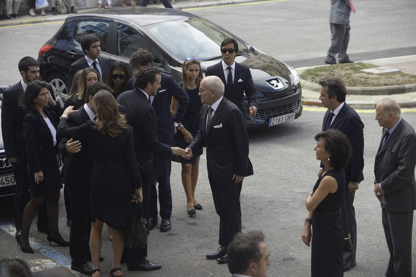 La presidenta del Banco Santander, Ana Botín, llega con los miembros de su familia al funeral.
