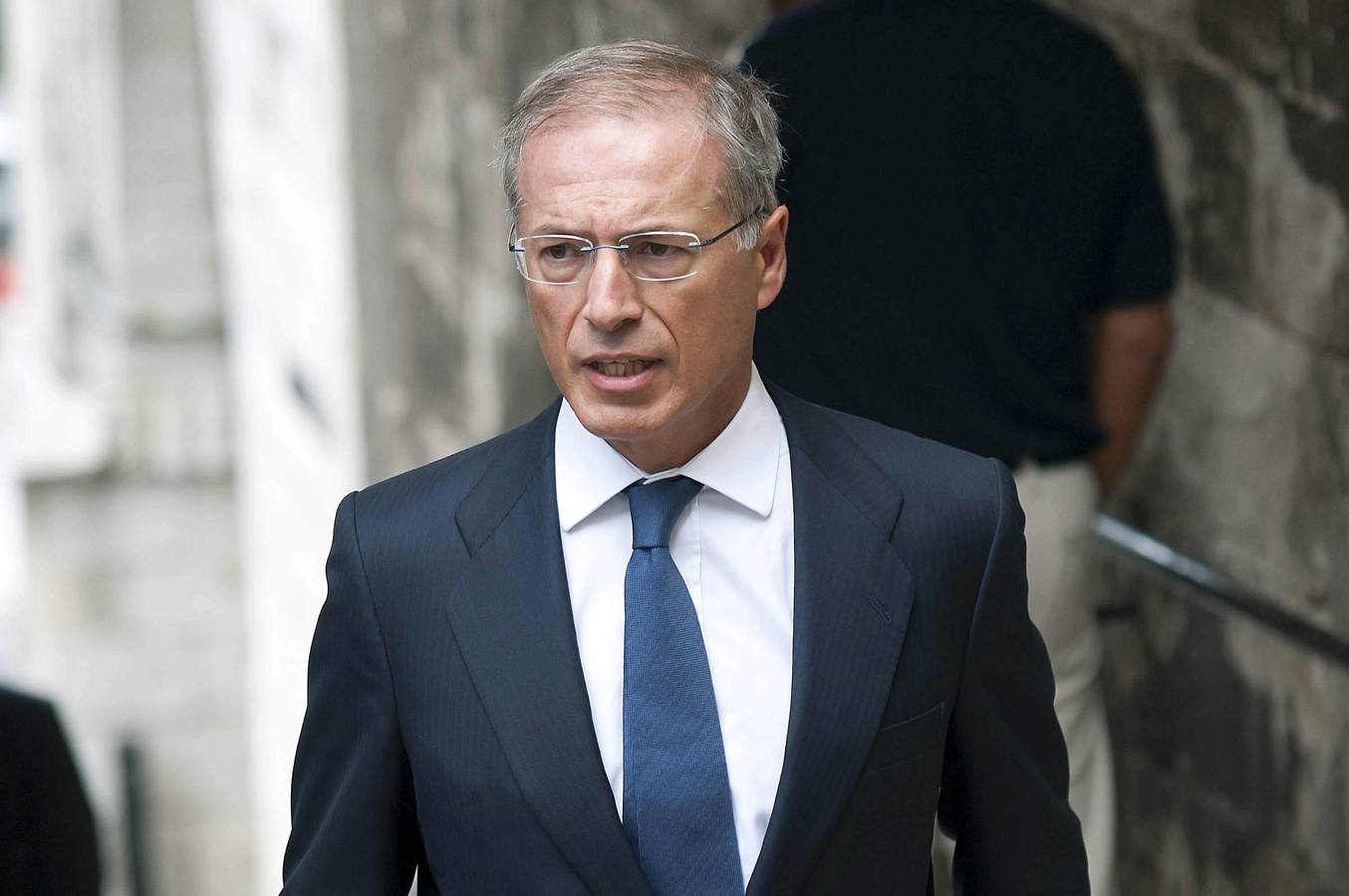 El presidente de E.ON , Miguel Antoñanzas, a su llegada al funera.