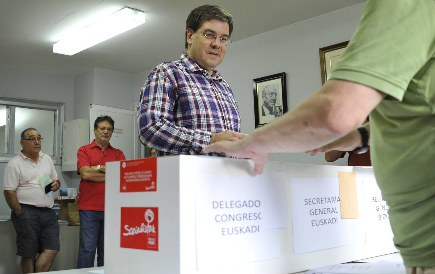 Iñaki Egaña, que ha votado en la Casa del Pueblo de Basauri, compite con Mikel Torres por la secretaría general del PSE en Bizkaia.