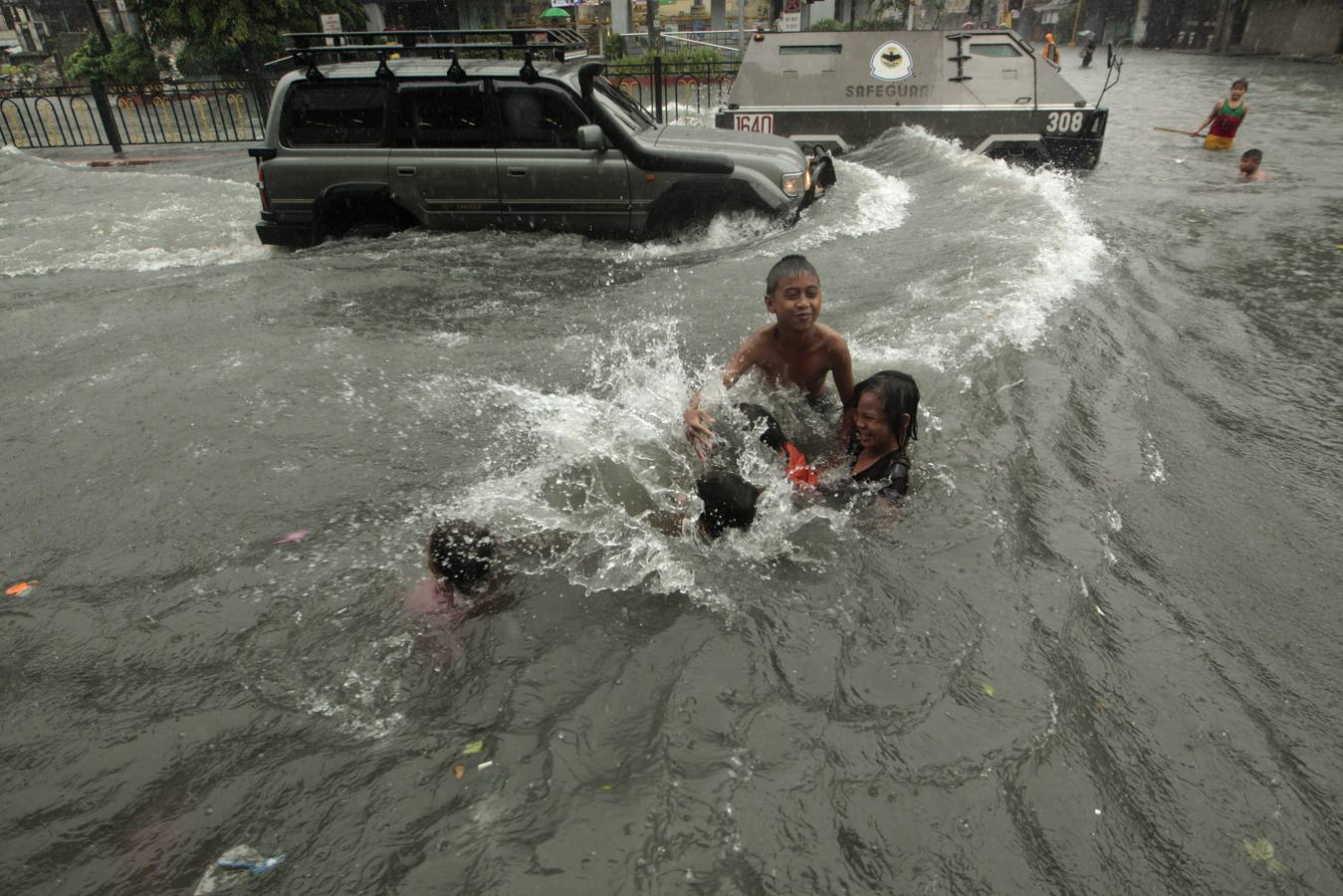 Filipinas se ahoga por la tormenta tropical Fung-wong