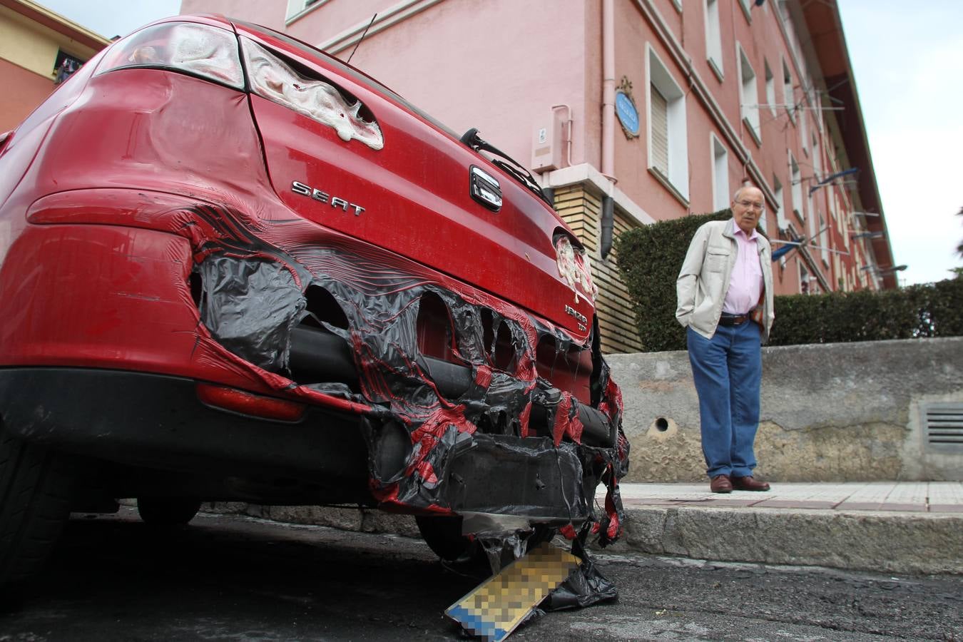 El fuego destroza 6 coches en Bilbao tras el incendio en unos contenedores
