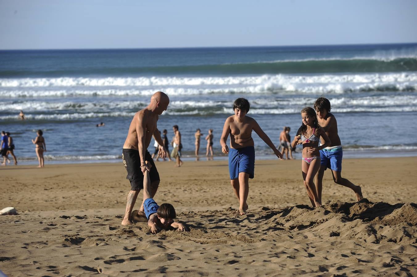 El viento sur llena la playa de bikinis en pleno octubre