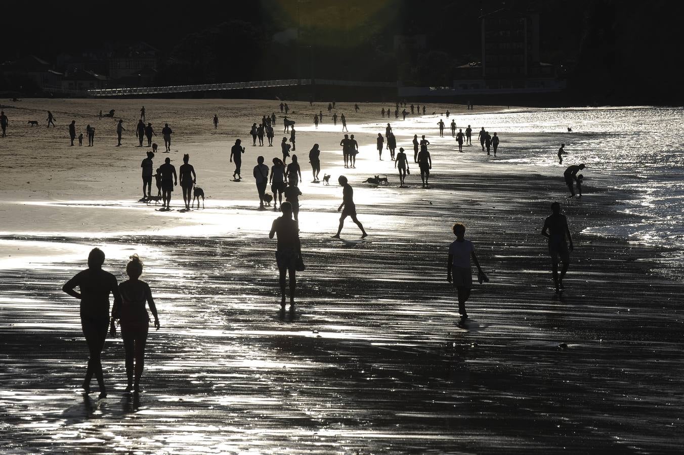 El viento sur llena la playa de bikinis en pleno octubre