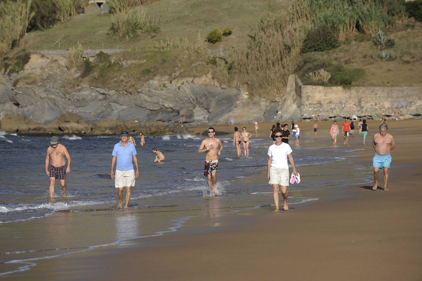 El viento sur llena la playa de bikinis en pleno octubre