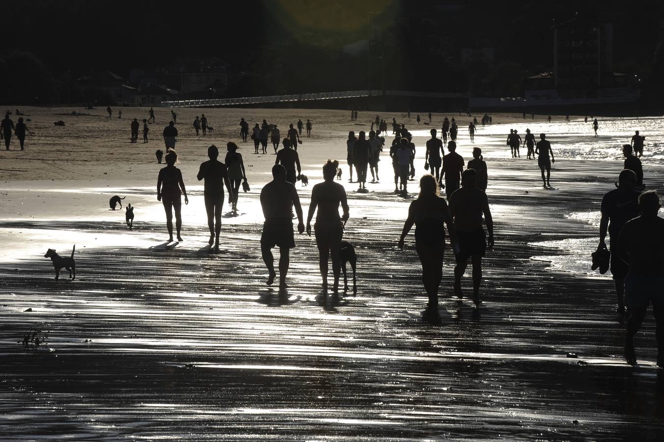 El viento sur llena la playa de bikinis en pleno octubre