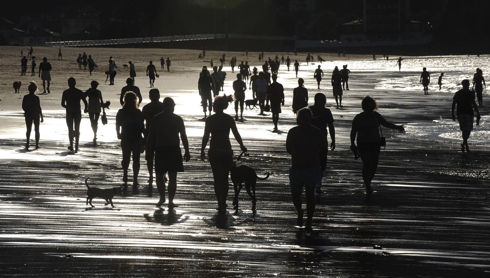 El viento sur llena la playa de bikinis en pleno octubre