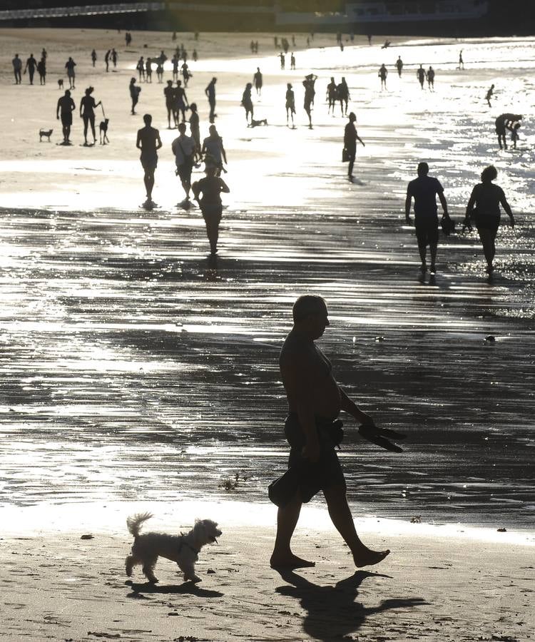 El viento sur llena la playa de bikinis en pleno octubre