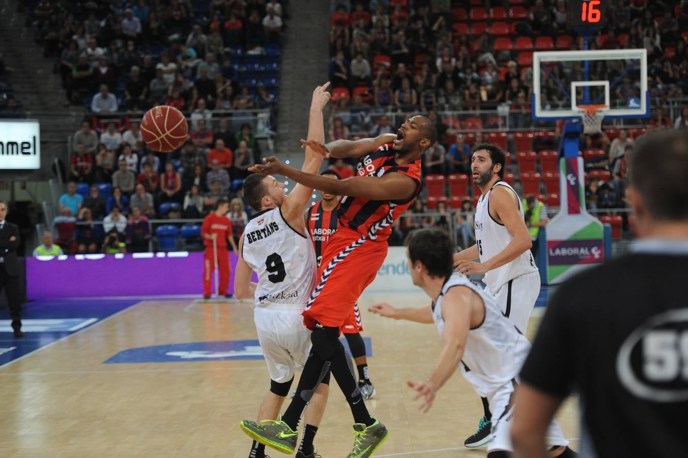 Las mejores imágenes del partido Laboral Kutxa-Bilbao Basket