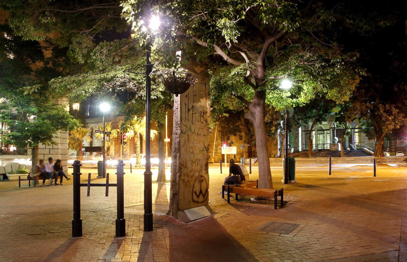 Un tramo del Muro de Berlín, frente a la catedral de San Jorge, en Ciudad del Cabo (Sudáfrica).