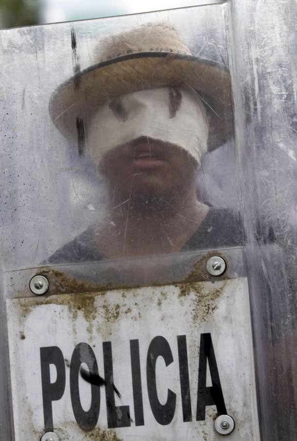 Cierran el aeropuerto de Acapulco por los estudiantes desaparecidos