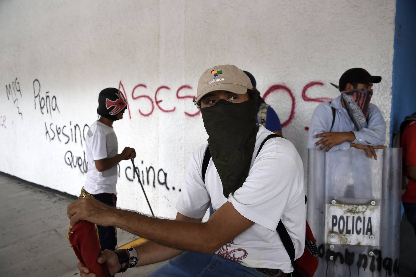 Cierran el aeropuerto de Acapulco por los estudiantes desaparecidos