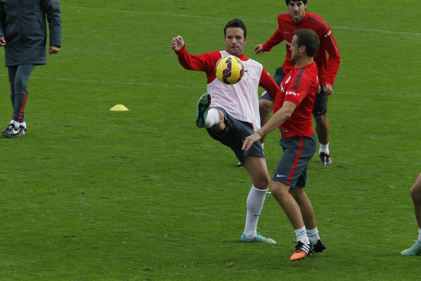 Entrenamiento del Athletic con Aduriz e Iraola al margen