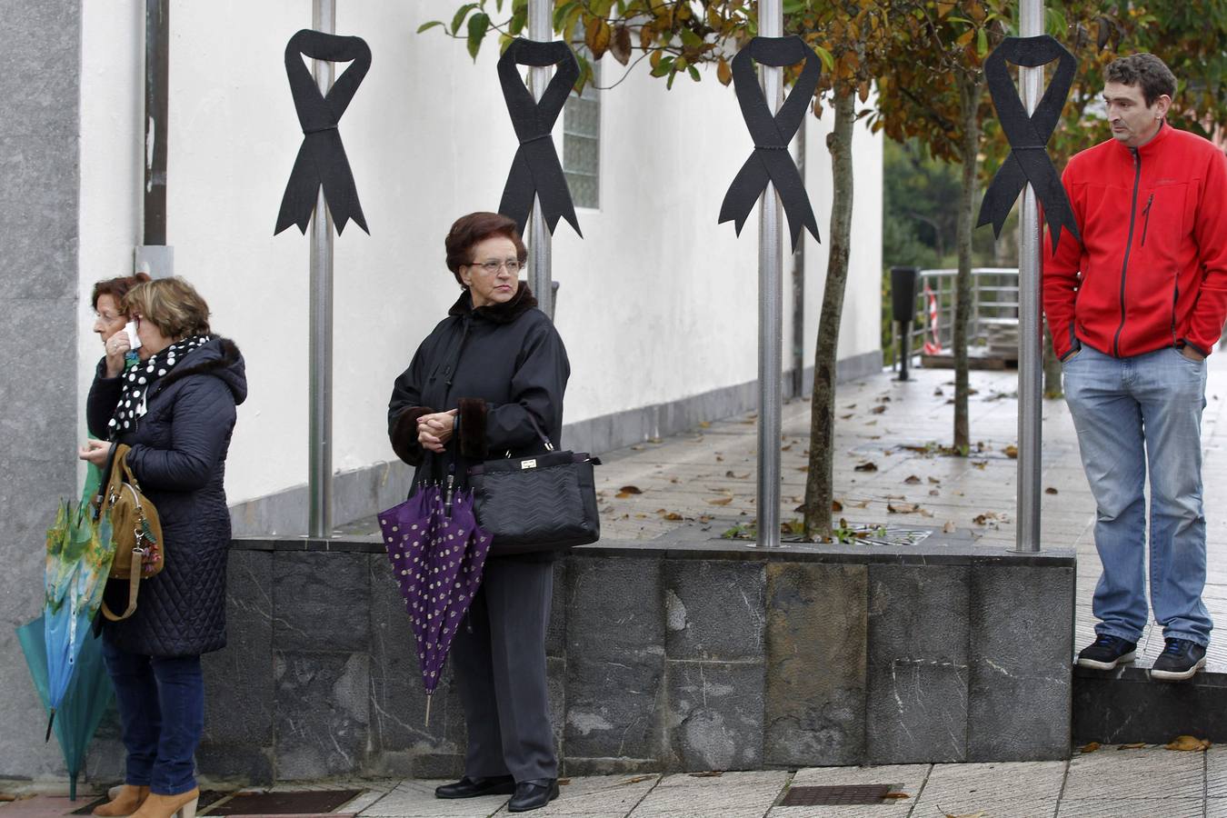 Concentración de repulsa por el asesinato de las dos niñas en Asturias